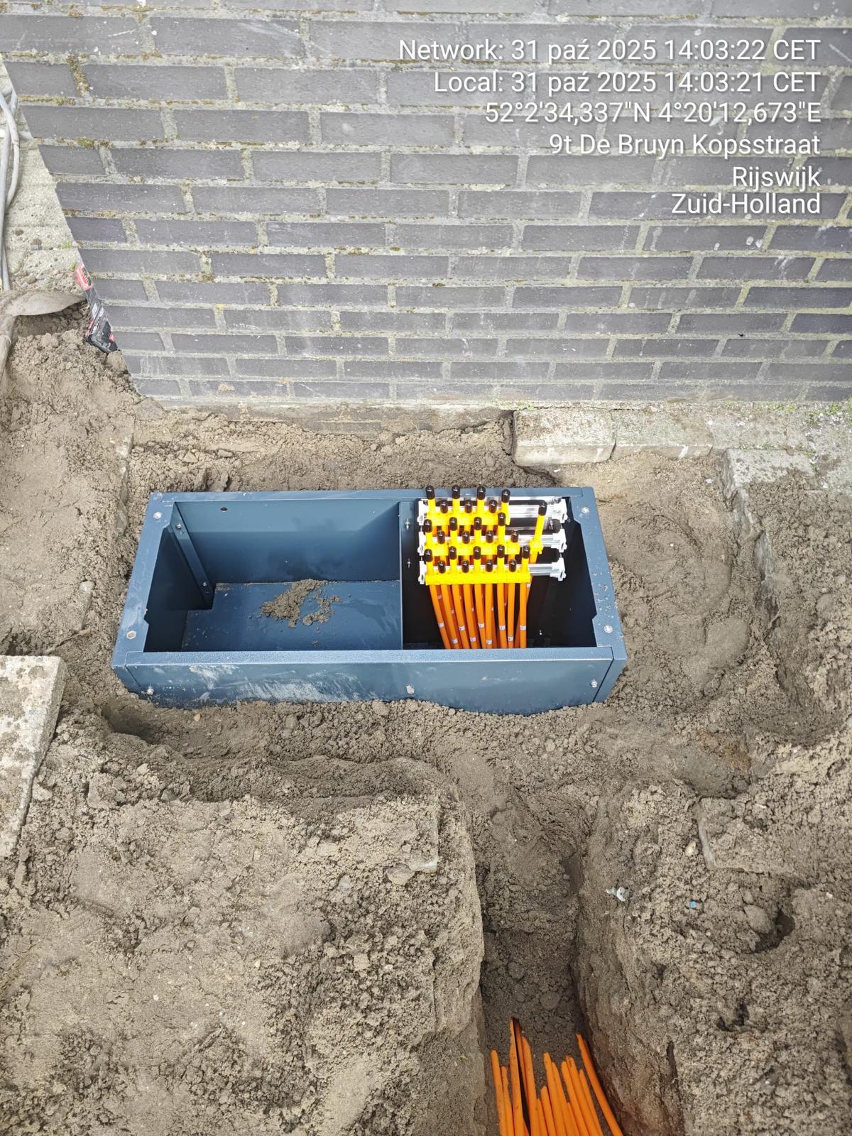 Ondergrondse verdeelkast met ingevoerde HDPE-buizen