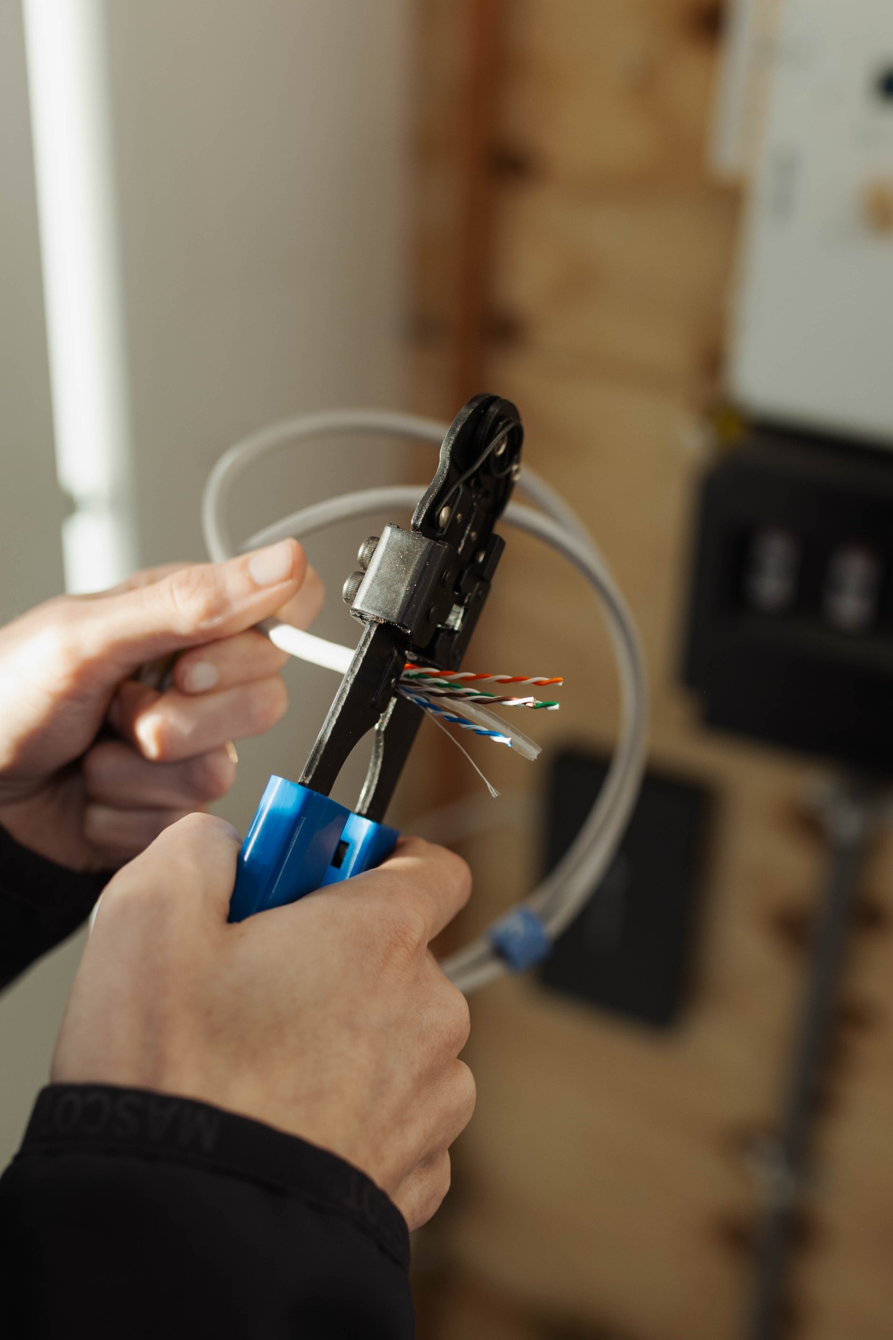 Close-up van UTP-kabel die wordt afgemonteerd