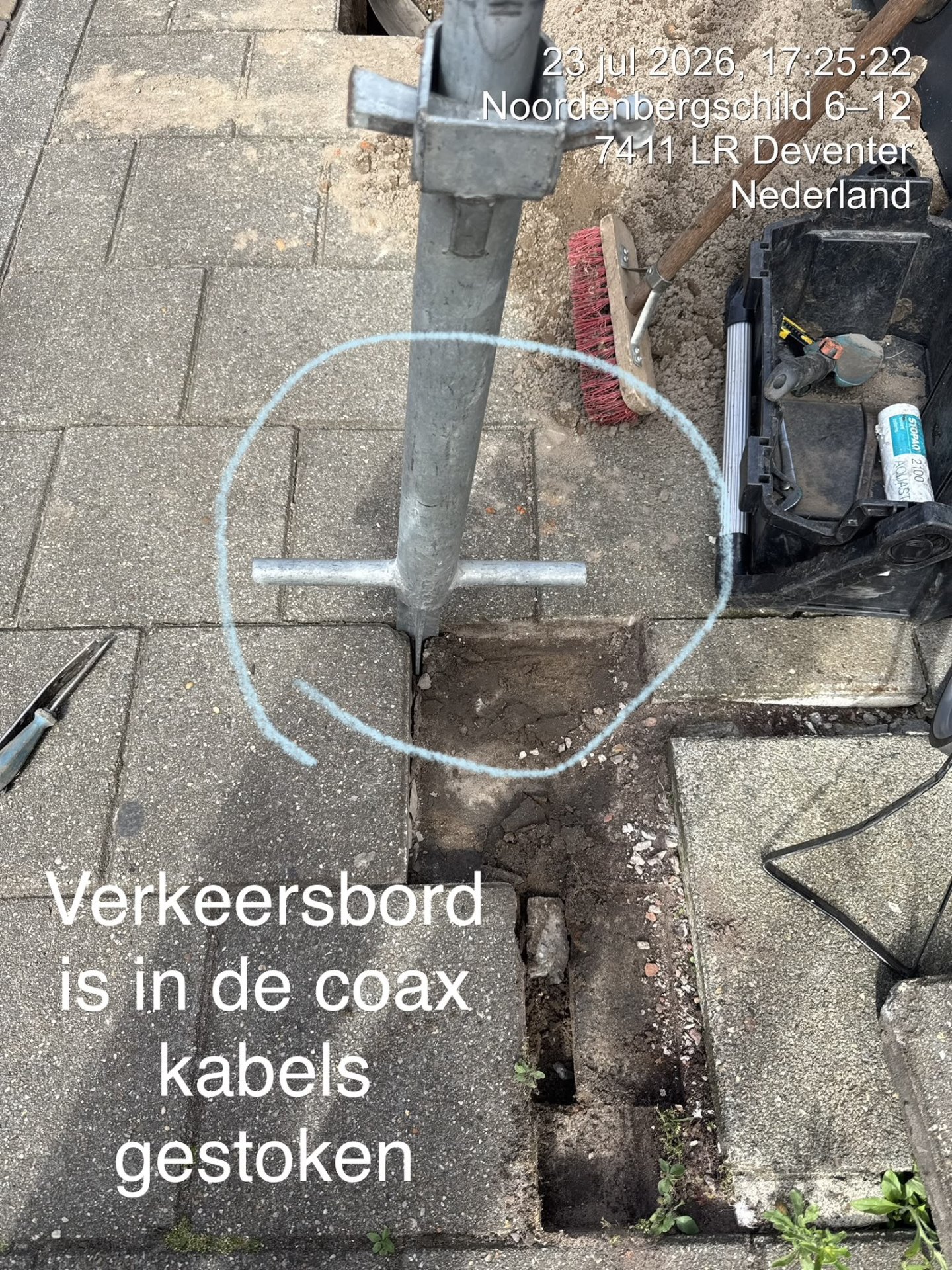 Verkeerspaal in de ondergrond, ingeslagen in de coaxbundel