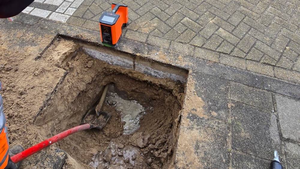 Herstelwerk aan een proefsleuf na een kabelschade