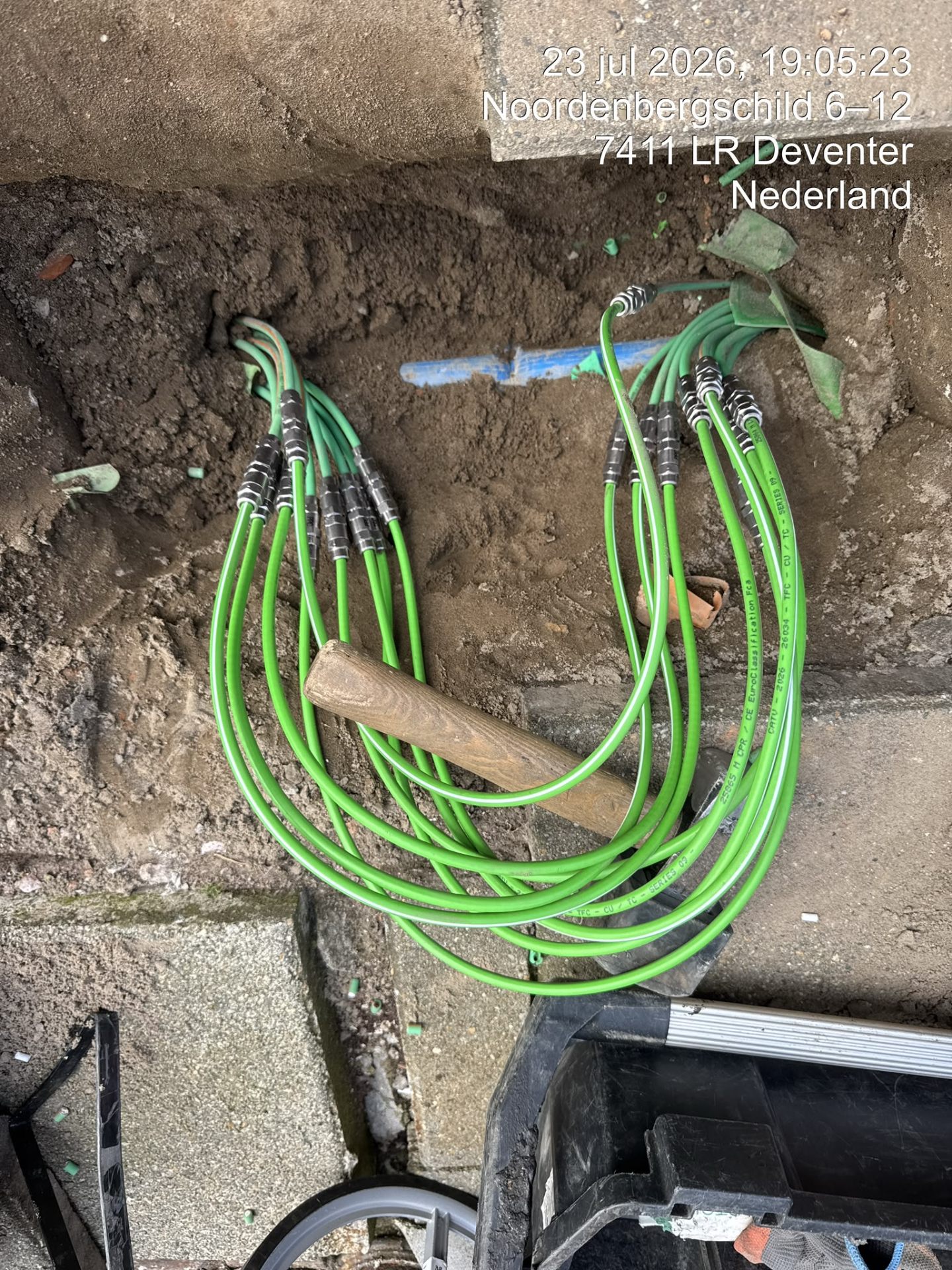 Coaxbundel blootgelegd, klaar voor herstel