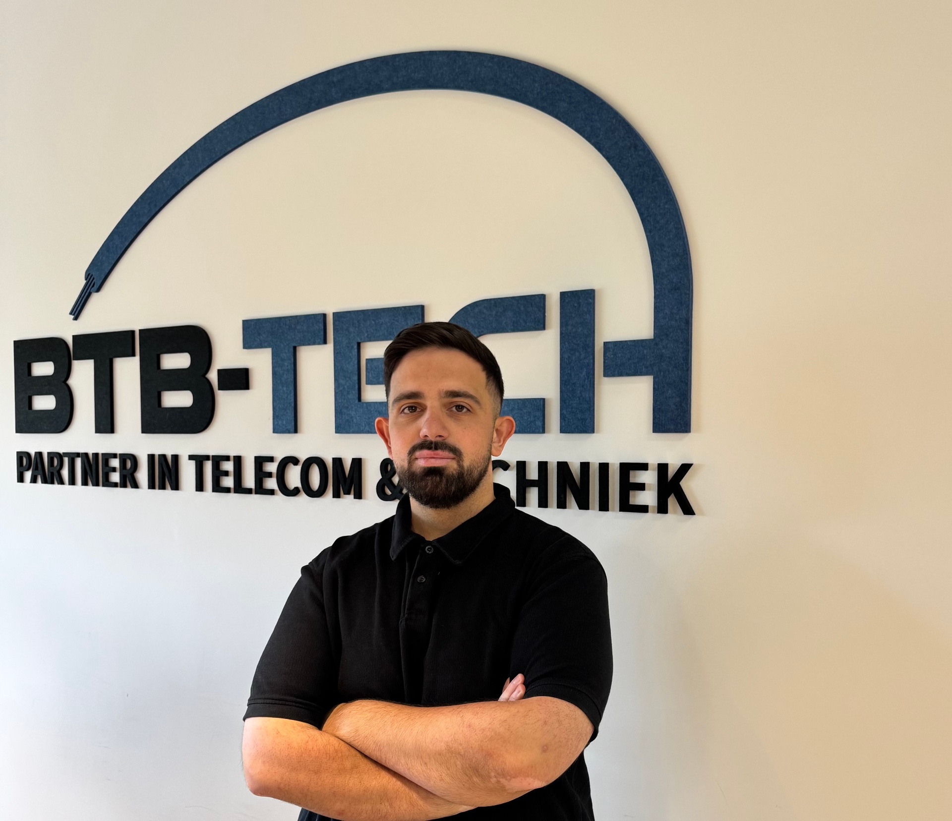Oguzhan Cetinkaya, BTB-Tech, voor de logowand op het hoofdkantoor