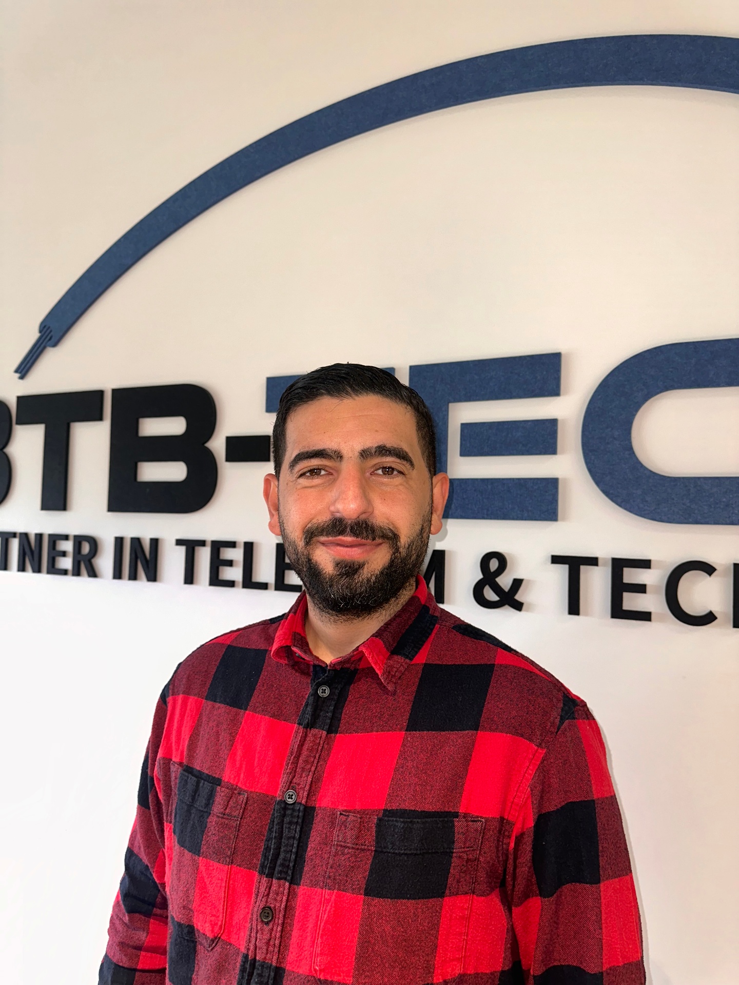 Adil Alkan, BTB-Tech, voor de logowand op het hoofdkantoor