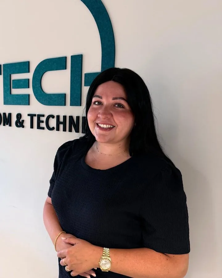 Noel Zorgui, HR-manager van BTB-Tech, voor de logowand op het hoofdkantoor
