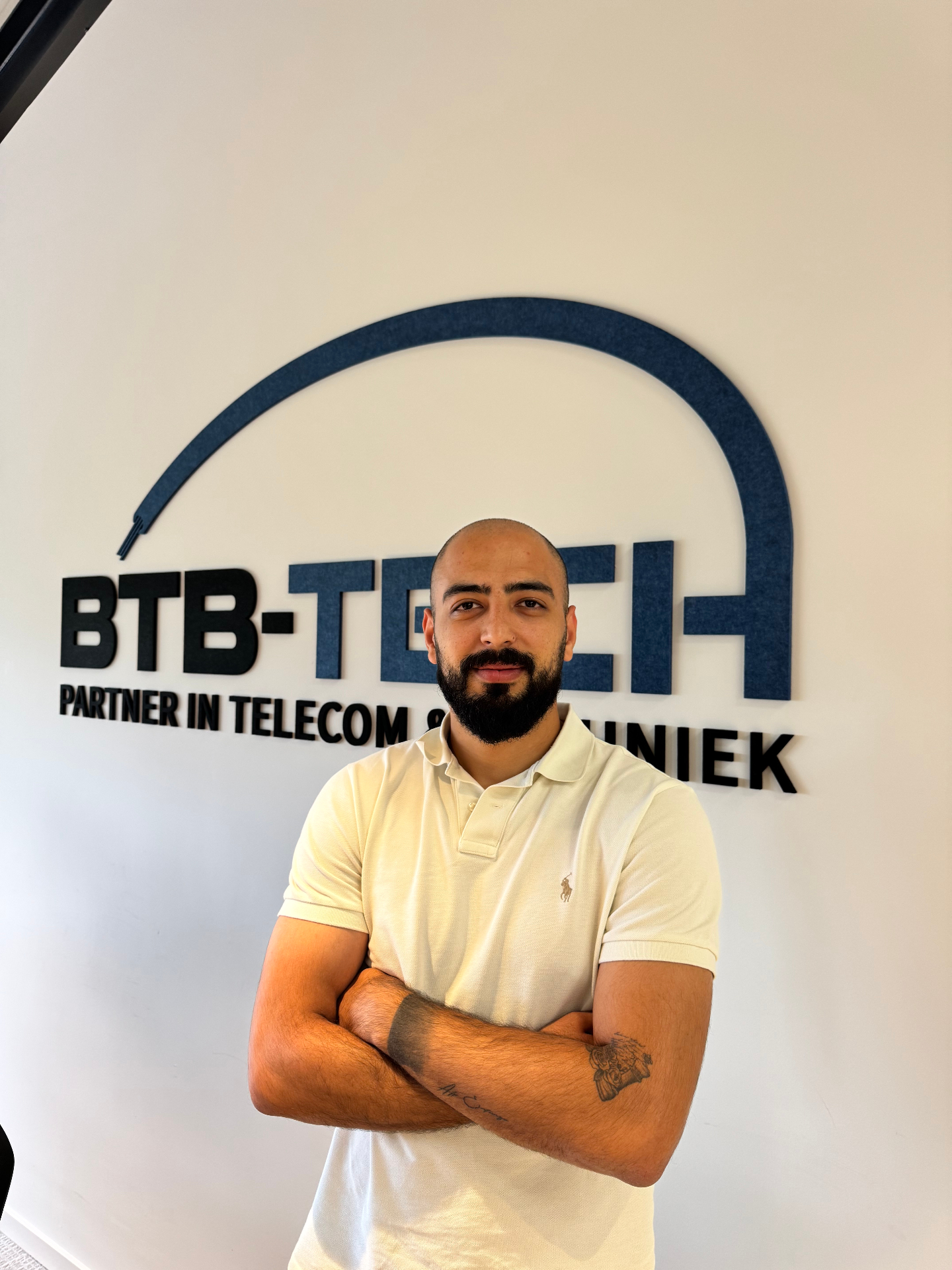 Bugra Kaan, BTB-Tech, voor de logowand op het hoofdkantoor