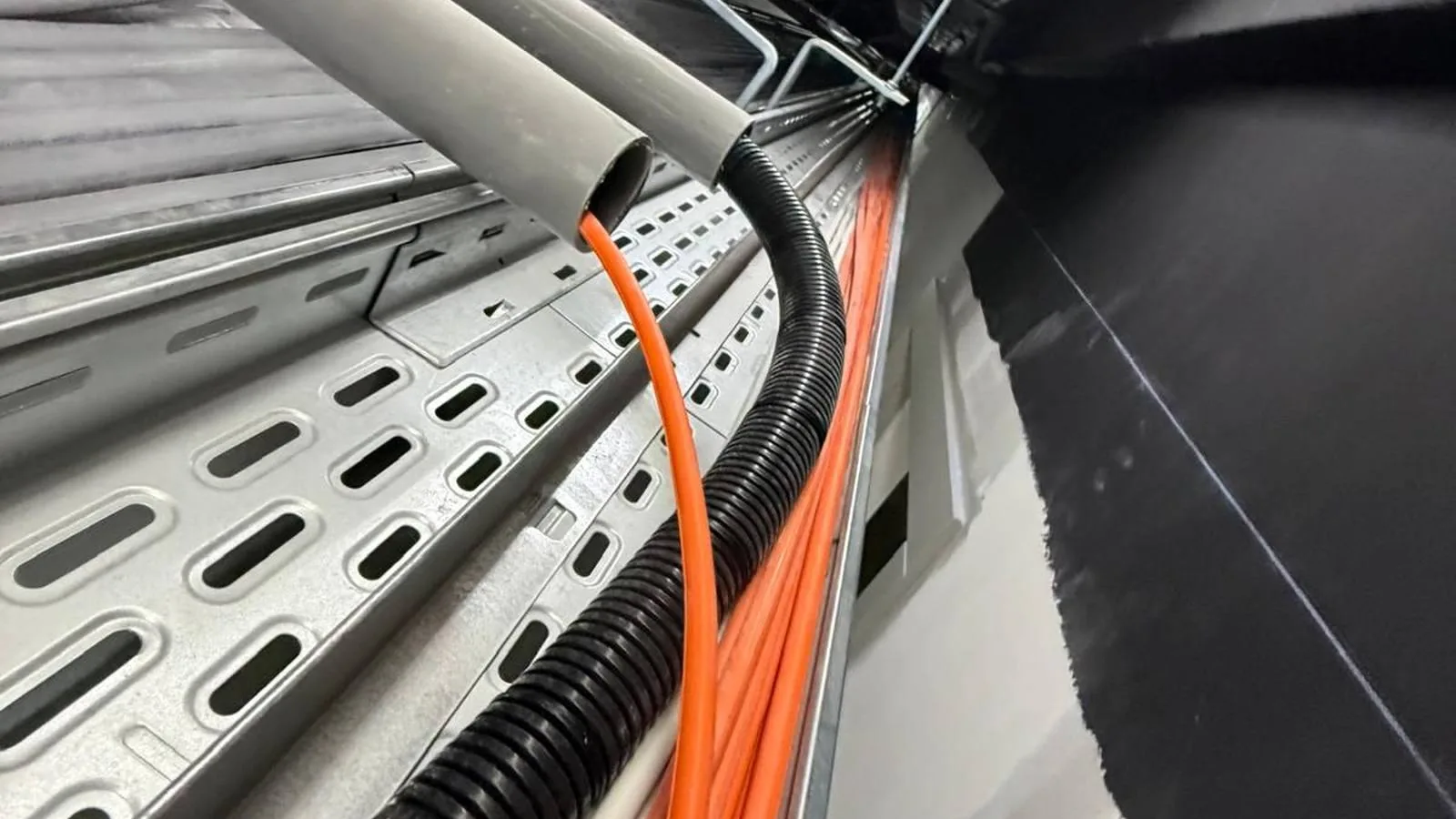 Kabelgoten en tracés in het gebouw tijdens de transformatie van Novum