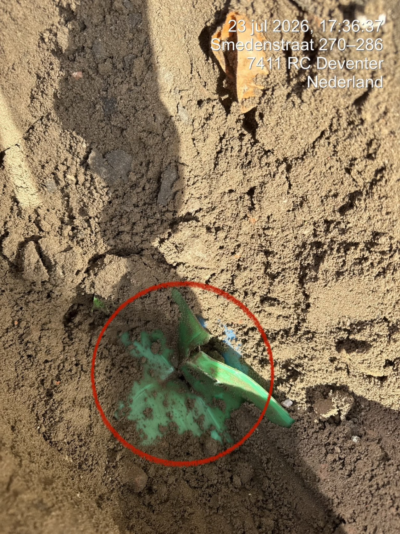Beschadigde coaxkabel in de sleuf, aangeduid met een rode cirkel