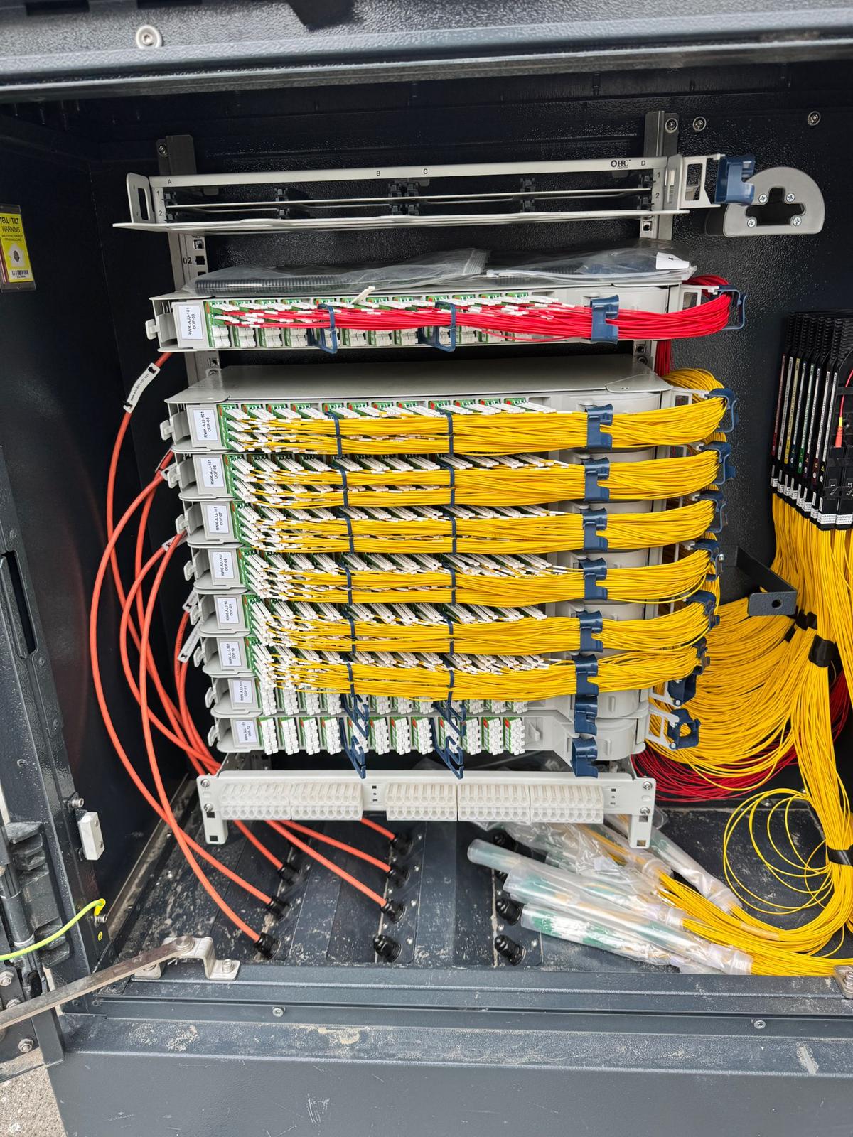 Afgelaste glasvezelmodules met patchkabels in de verdeelkast